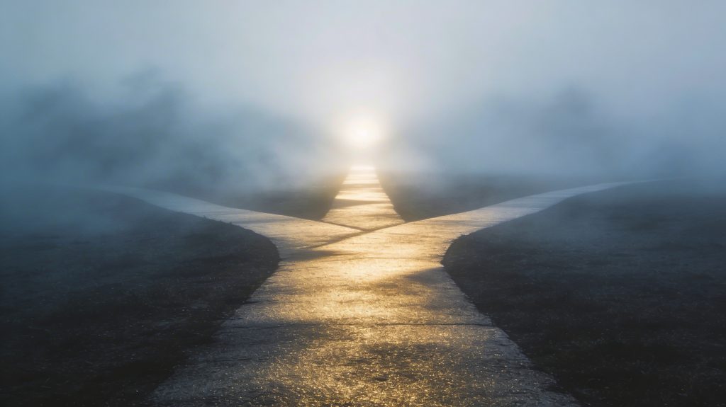 Pad dat verlicht wordt door licht aan het einde