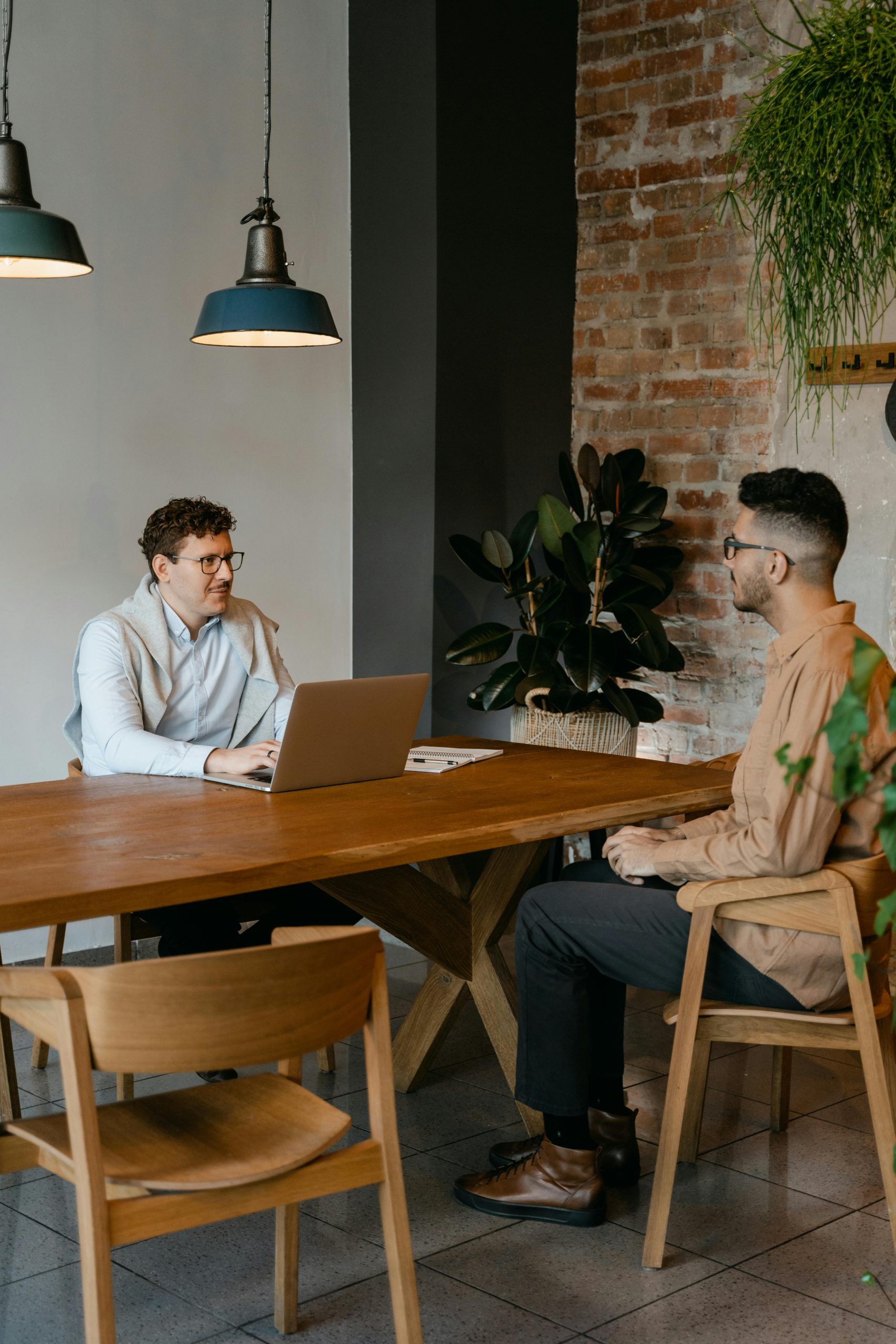 Twee mensen in een coachingsgesprek